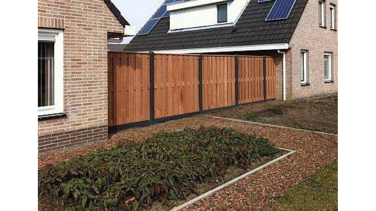 catalog/sfeerfoto/hout-betonschutting-diamantkop-zwart-schermen-hardhout.jpg
