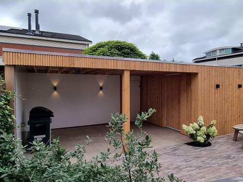 gevelbekleding douglas op tuinhuis met overkapping