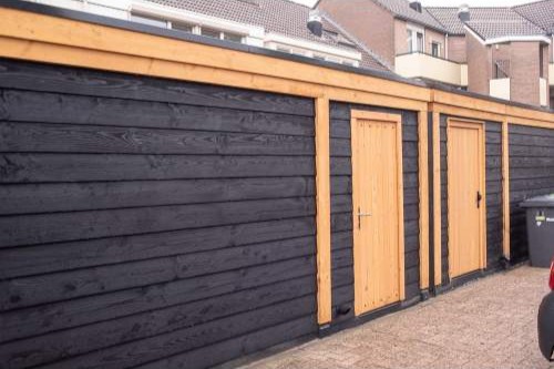 Zwarte gevelbekleding ijsselrabat vuren op schuur