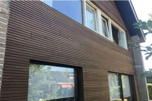 Thermowood gevelbekleding zwart op gevel woning