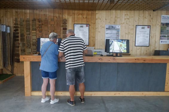 Klanten in de winkel van Onlinetuinhout.nl